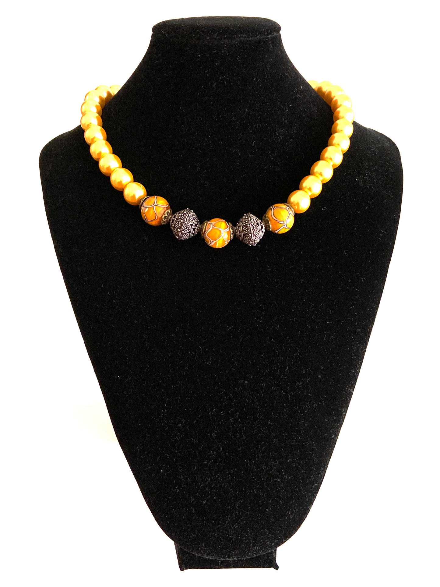 Golden vibes pearl necklace