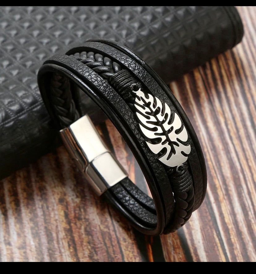 Hand braided leather bracelet for men.