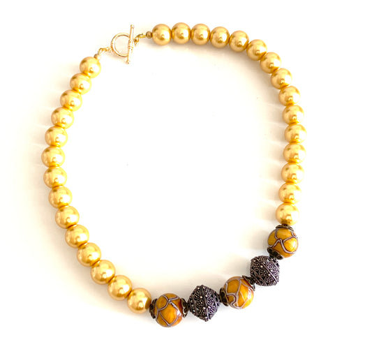 Golden vibes pearl necklace